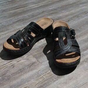 Clarks Bendables black sandals slides Sz 9  EUC